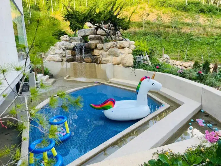 戶外戲水池旁伴隨瀑布美景，與家人共度清涼時光。