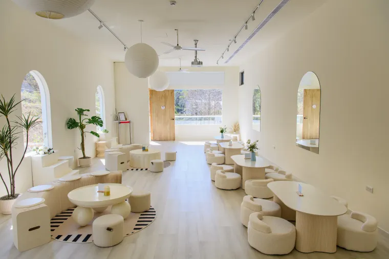 在祕境森林小屋中品嚐精緻下午茶，沉浸在陽光與綠意中，享受愜意的午後時光。