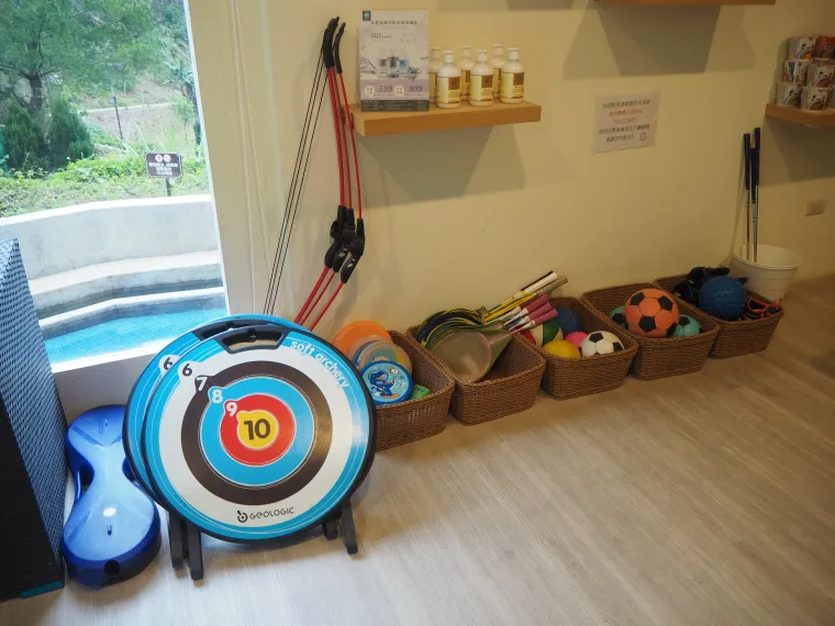 多樣化的運動器材，不論是射箭競技還是羽球對打，讓您在森林呼吸間盡情揮灑汗水。