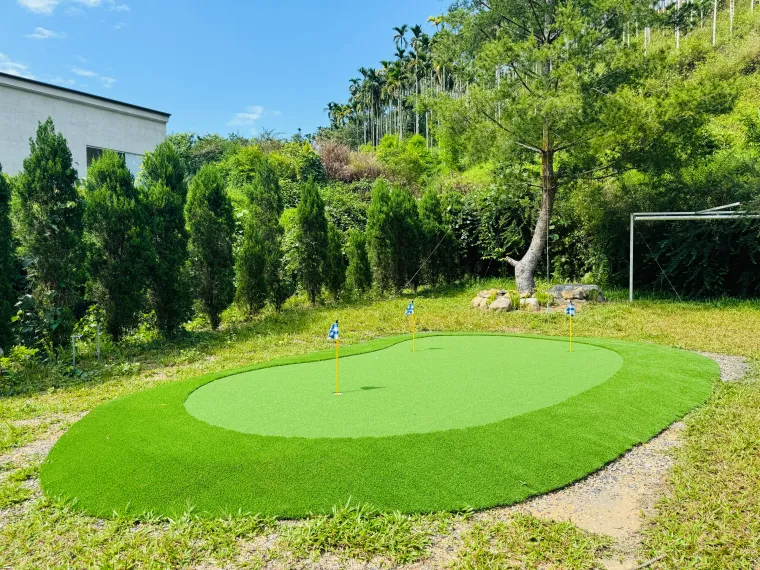 專屬迷你高爾夫果嶺，在翠綠草坪上挑戰精準推桿，享受優雅與趣味兼具的戶外體驗。